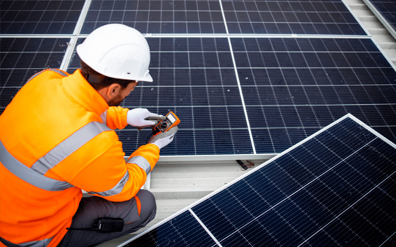 Trendy w fotowoltaice dla firm na 2025 rok.