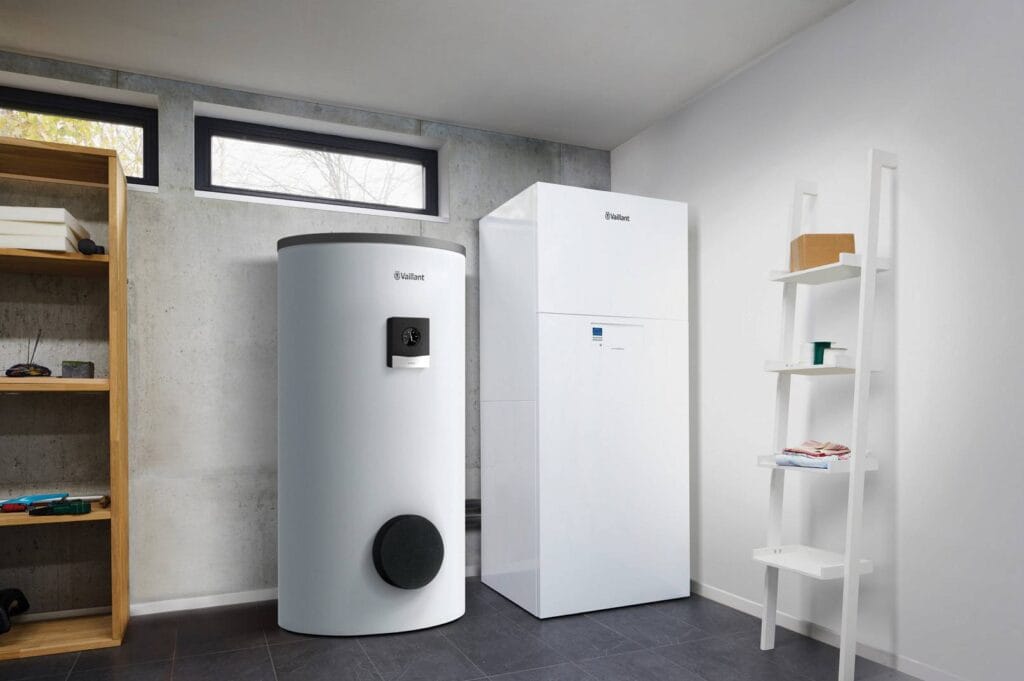 Fotowoltaika a ogrzewanie gazowe: grafika przedstawiająca podajnik Vaillant uniSTOR plus VIH RW 250/2B