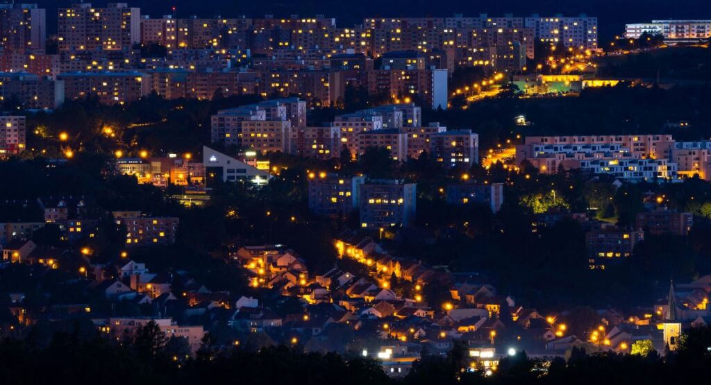 miasto nocą i oświetlone budynki — taryfa G12w PGE, godziny w czasie letnim i zimowym