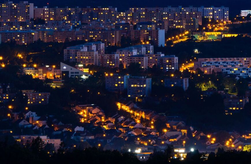miasto nocą i oświetlone budynki — taryfa G12w PGE, godziny w czasie letnim i zimowym