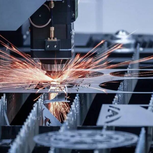 Cięcie laserowe czy wykrawanie blach - od czego zależy opłacalność technologii?