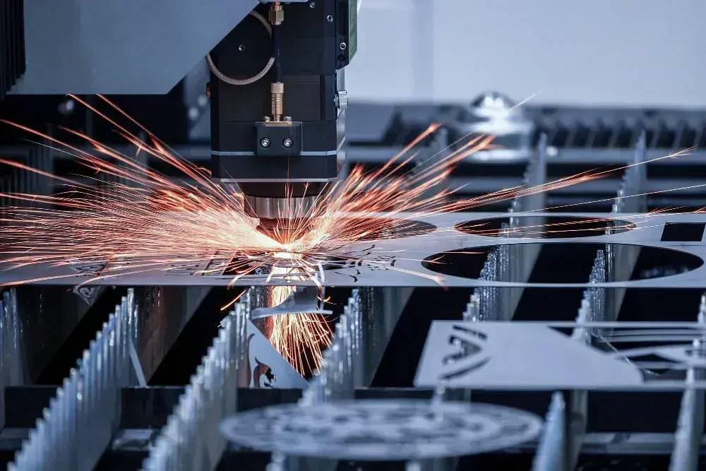 Cięcie laserowe czy wykrawanie blach - od czego zależy opłacalność technologii?