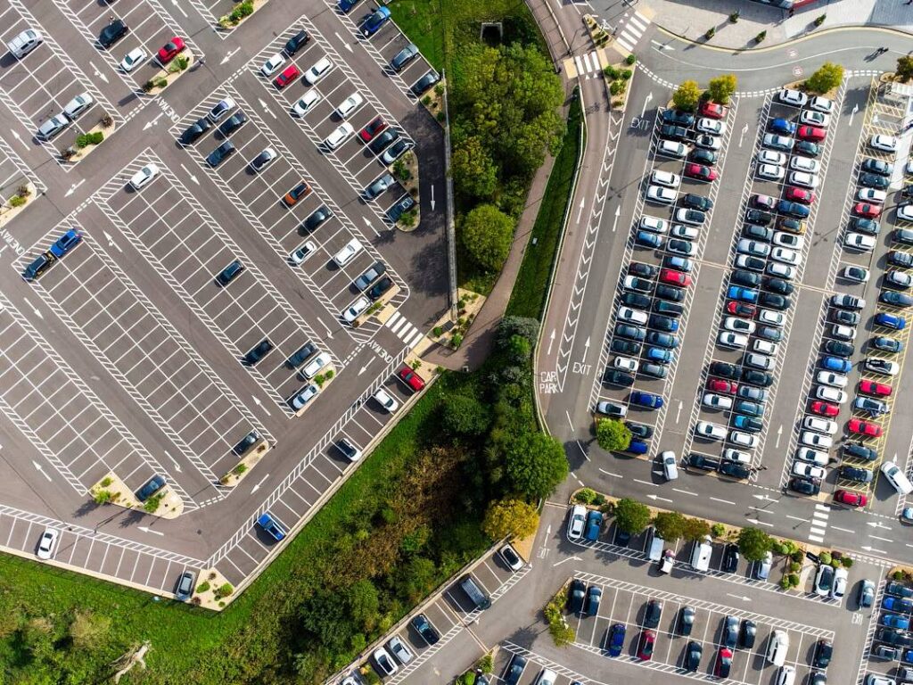 Separator parkingowy wyznacza miejsce dla koła i zostawia przestrzeń przed autem