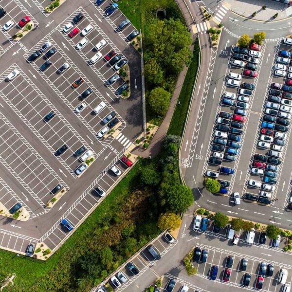 Separator parkingowy wyznacza miejsce dla koła i zostawia przestrzeń przed autem