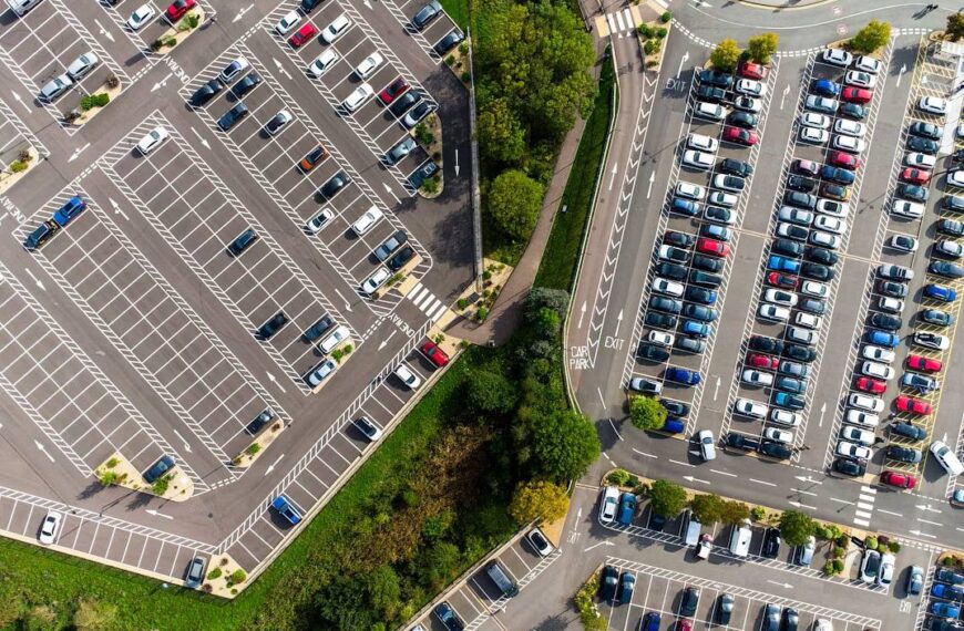 Separator parkingowy wyznacza miejsce dla koła i zostawia przestrzeń przed autem
